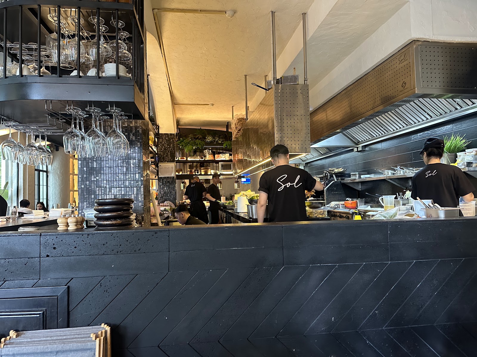 Bếp mở của Sol Kitchen & Bar