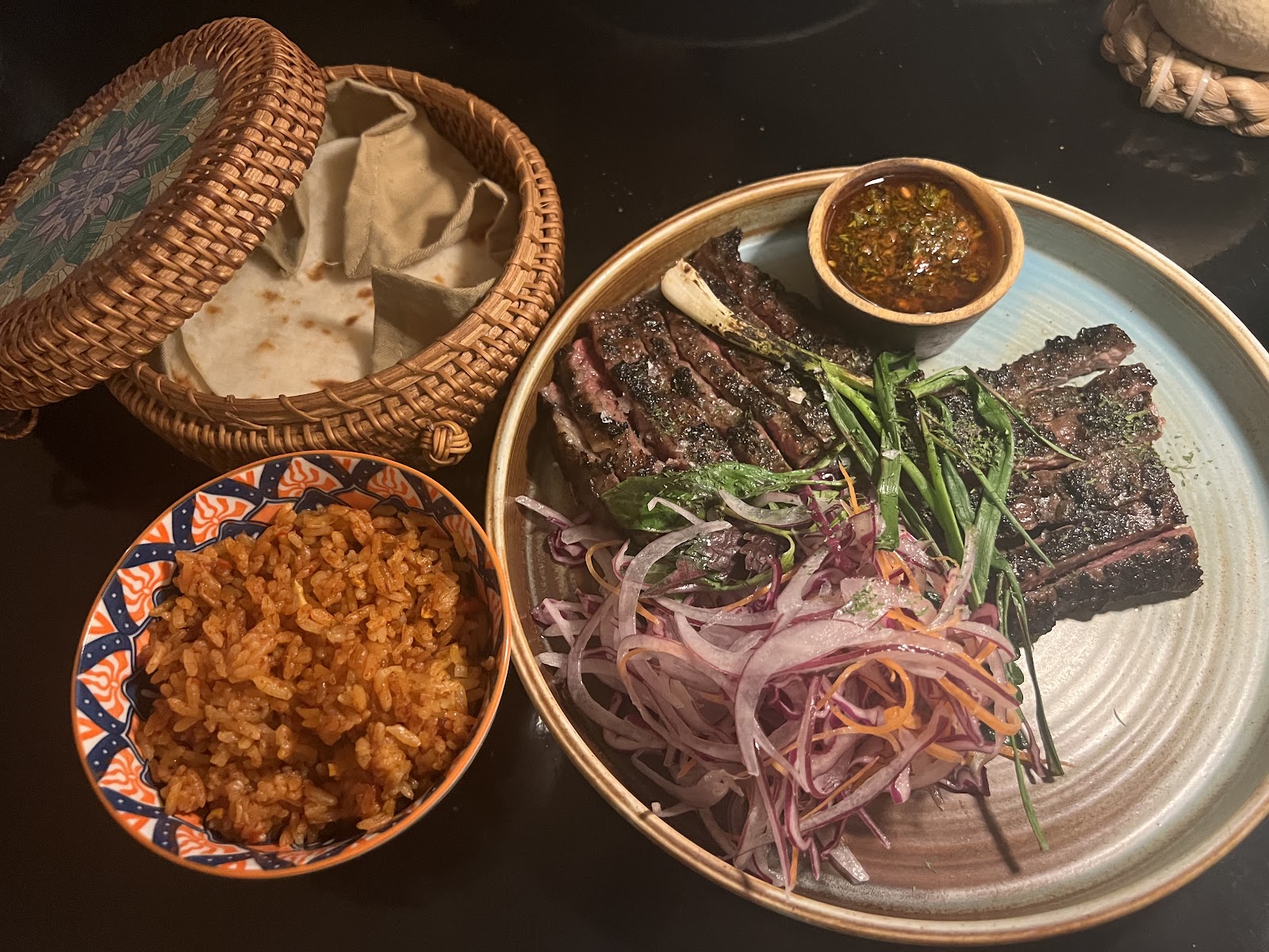 Bò nướng, salsa xanh, cơm và tortilla