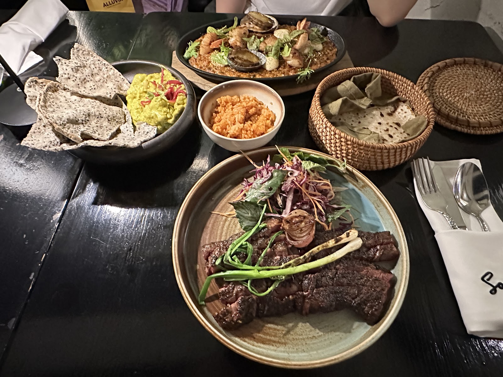 Bàn ăn đầy món tại Sol Kitchen & Bar