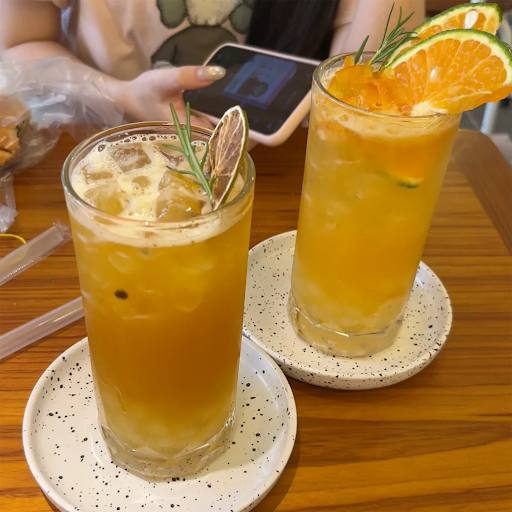 Hai ly trà trái cây của Sole Saigon