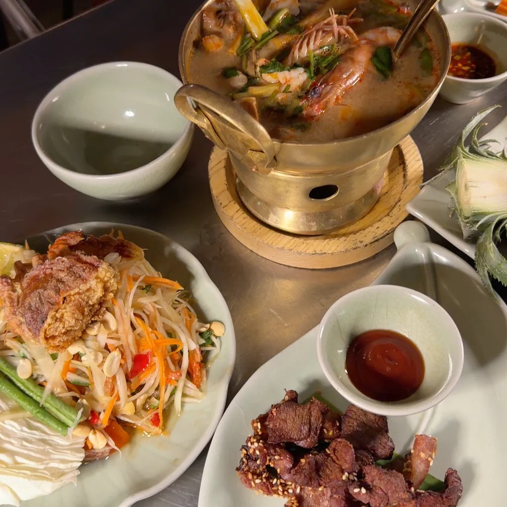 Papaya salad with tom yum hotpot and grilled pork