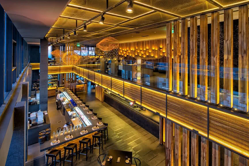Quầy sushi nhìn từ tầng lửng