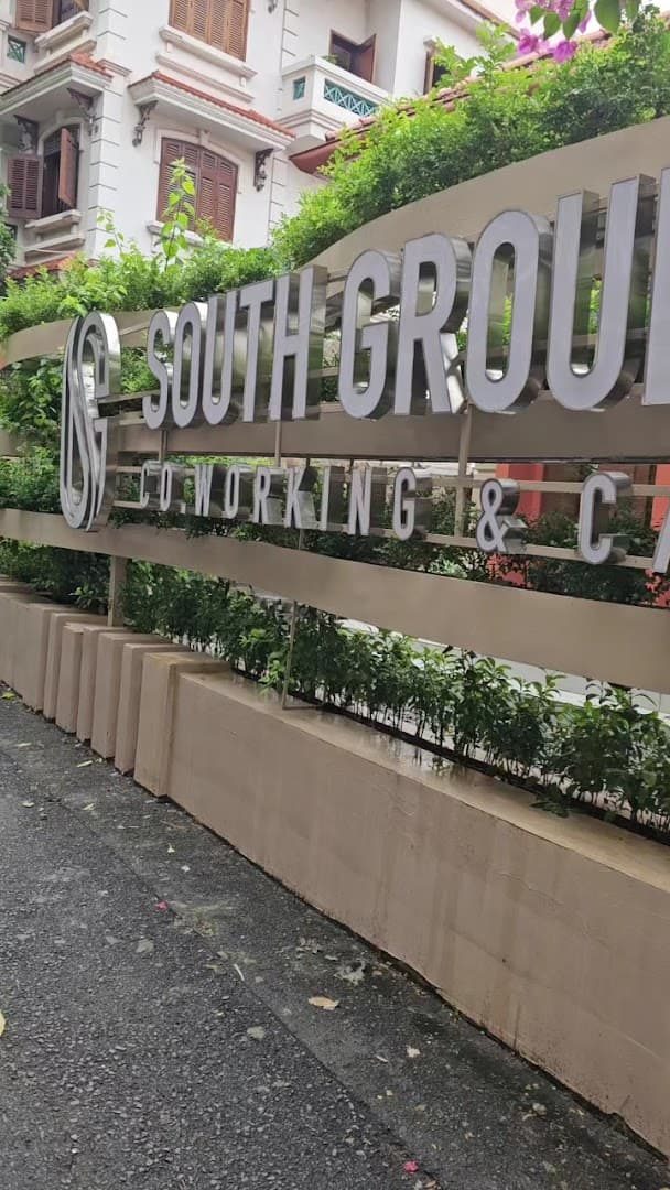 Biển hiệu SOUTH GROUND trên mặt tiền 230/17 Pasteur