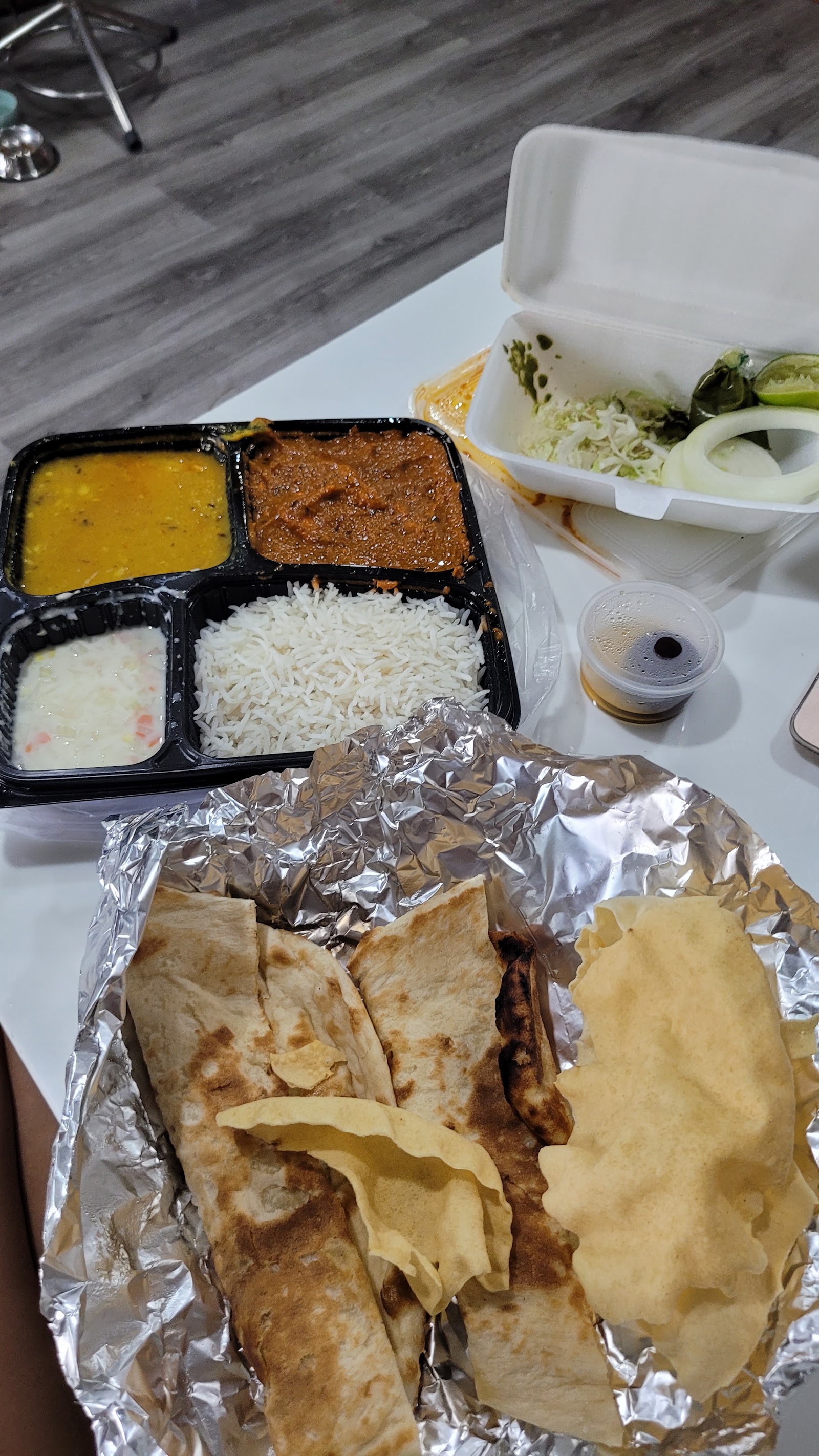 탈리 세트: 달, 커리, 라이타, 밥과 빵