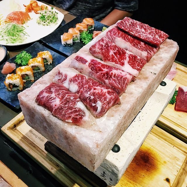 소금 블록 위 소고기 — 방문객 사진