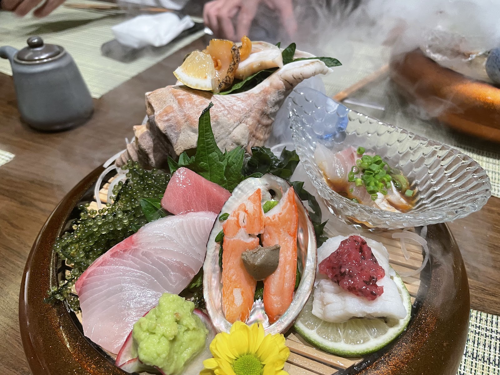 Khay sashimi moriawase trong làn sương đá khô