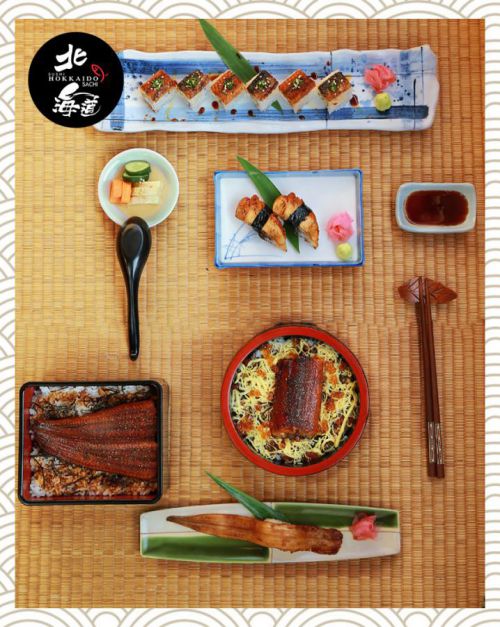 Đầu bếp đang nặn sushi