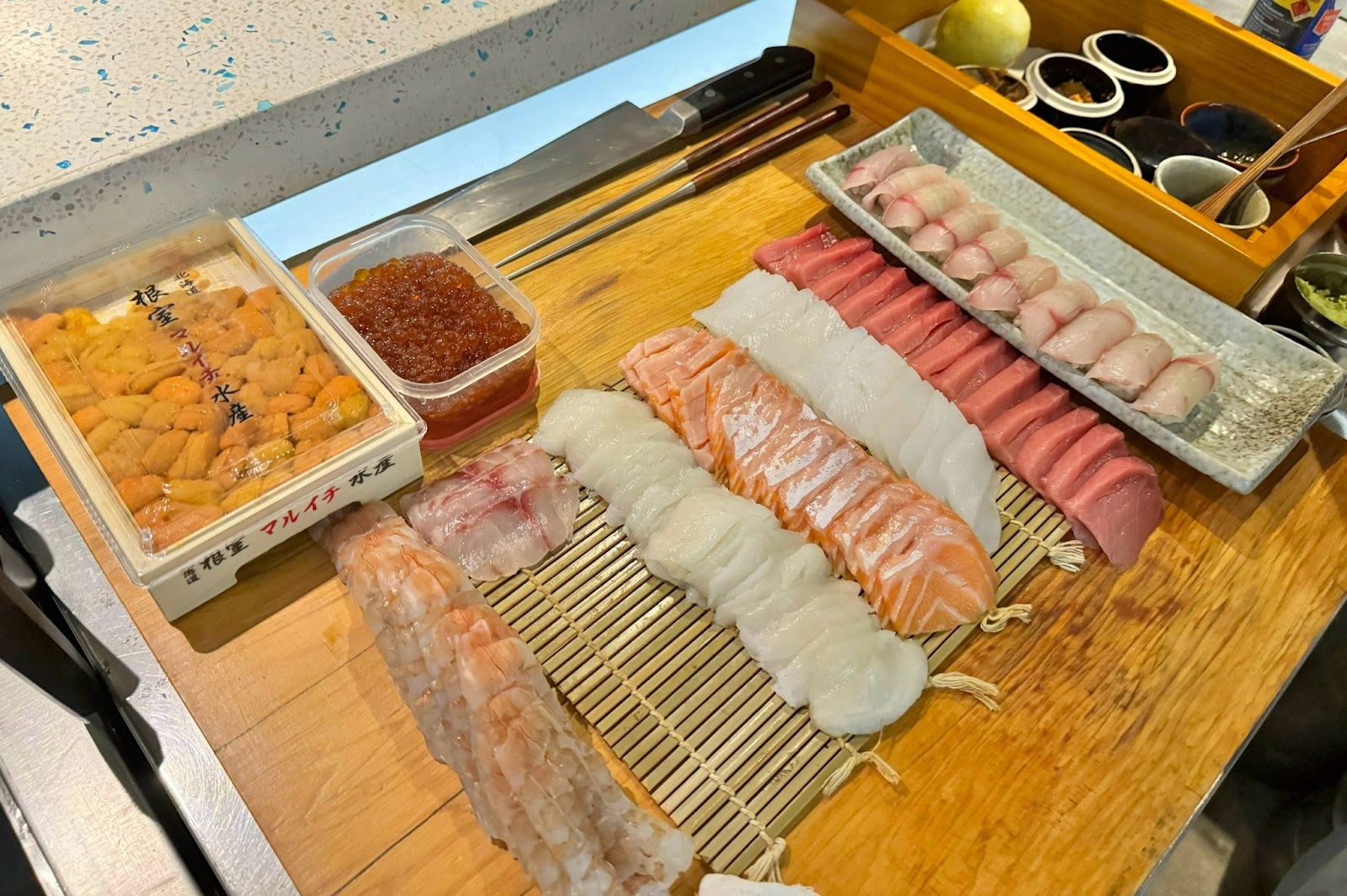 Khay sushi đang chuẩn bị