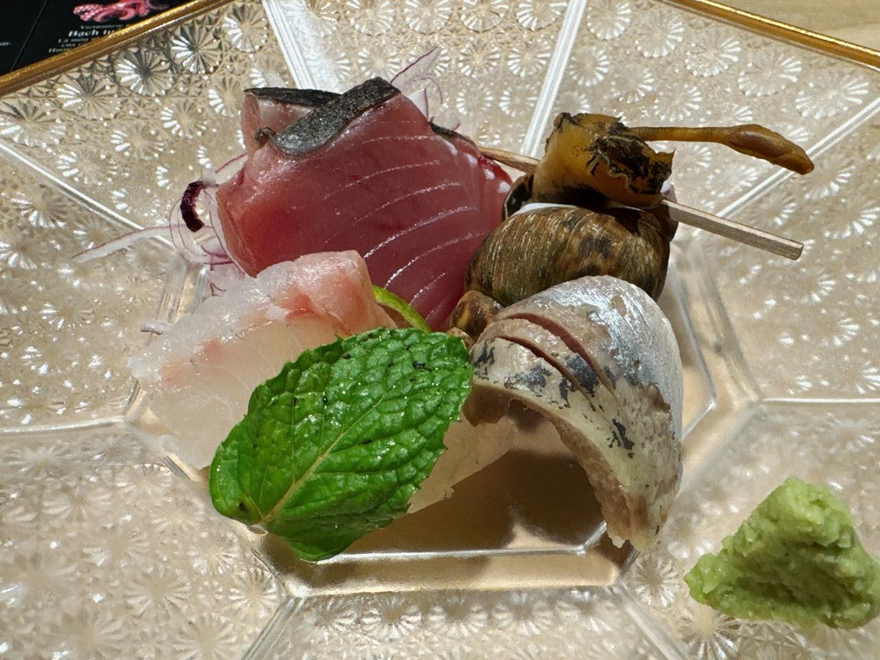 Đĩa sashimi: cá ngừ vằn áp chảo, cá thịt trắng, hải sản có vỏ, shiso và mù tạt tươi