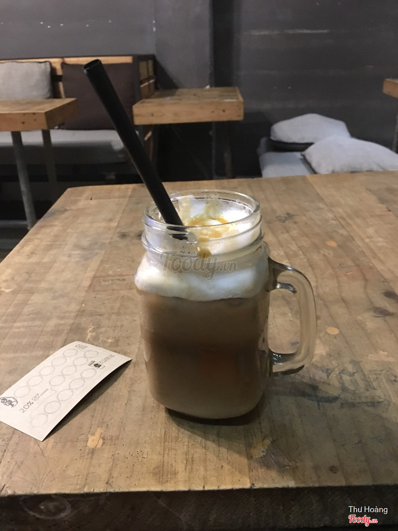 Ly mason jar và thẻ tích điểm của quán