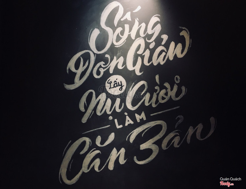 Bức tường chữ “Sống Đơn Giản” trong quán