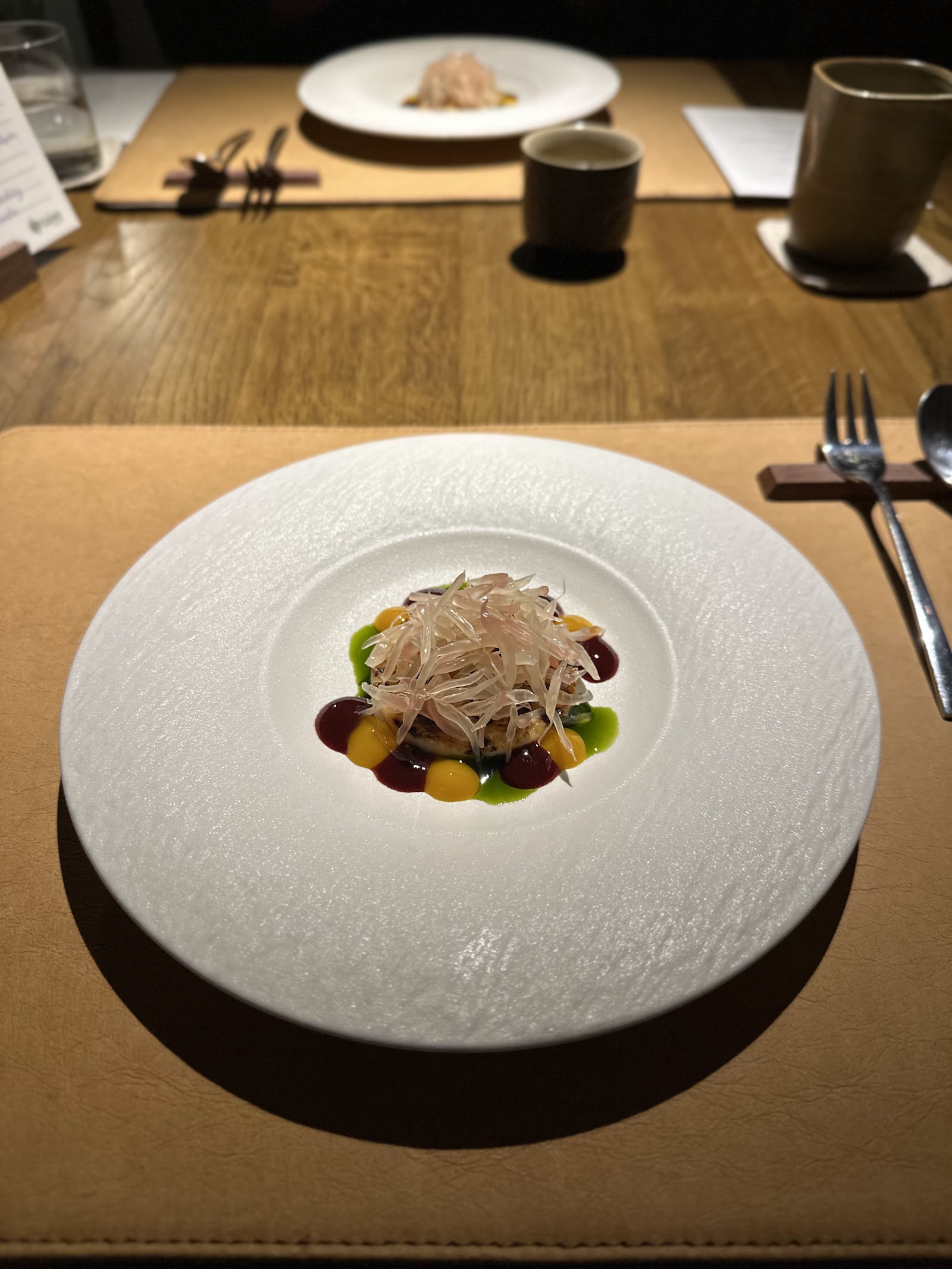 Pomelo course with sauce dots at the table