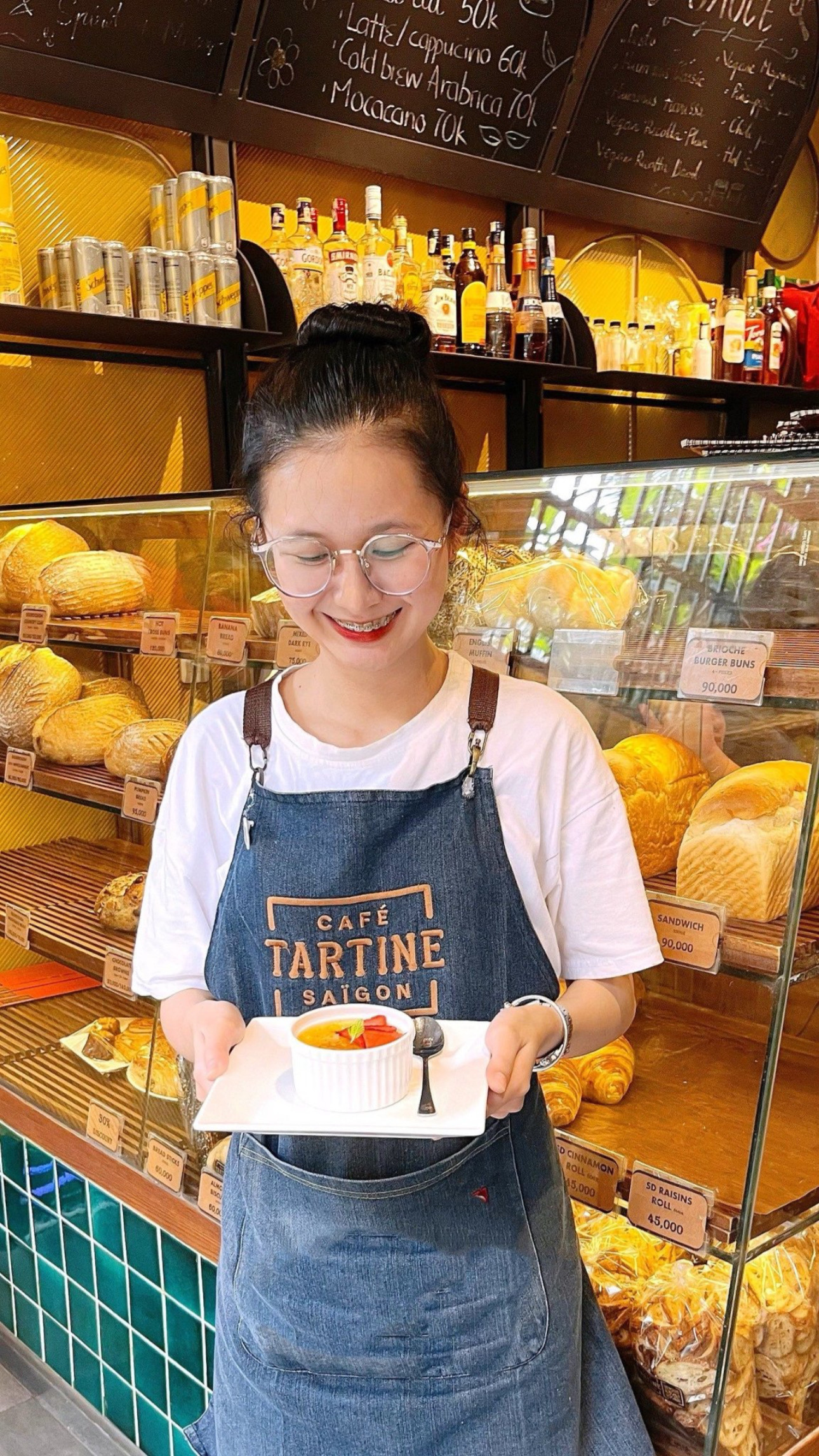 Nhân viên trong tạp dề denim CAFÉ TARTINE SAIGON