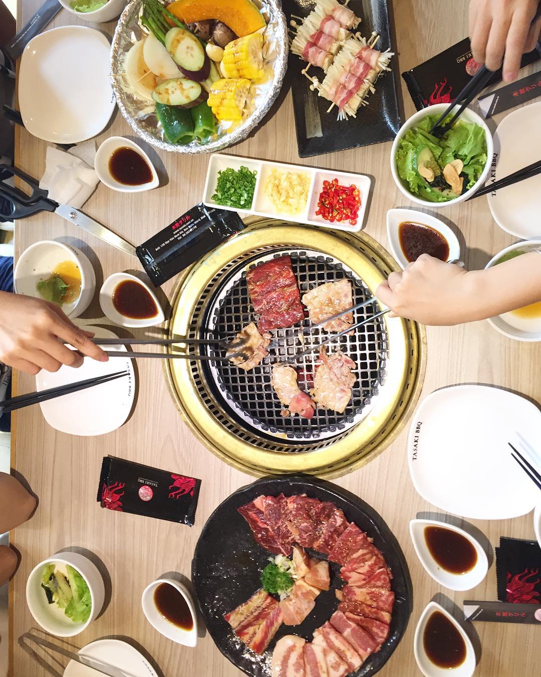 Mâm nướng tại bàn với dĩa TASAKI BBQ — ba rọi bò và wagyu