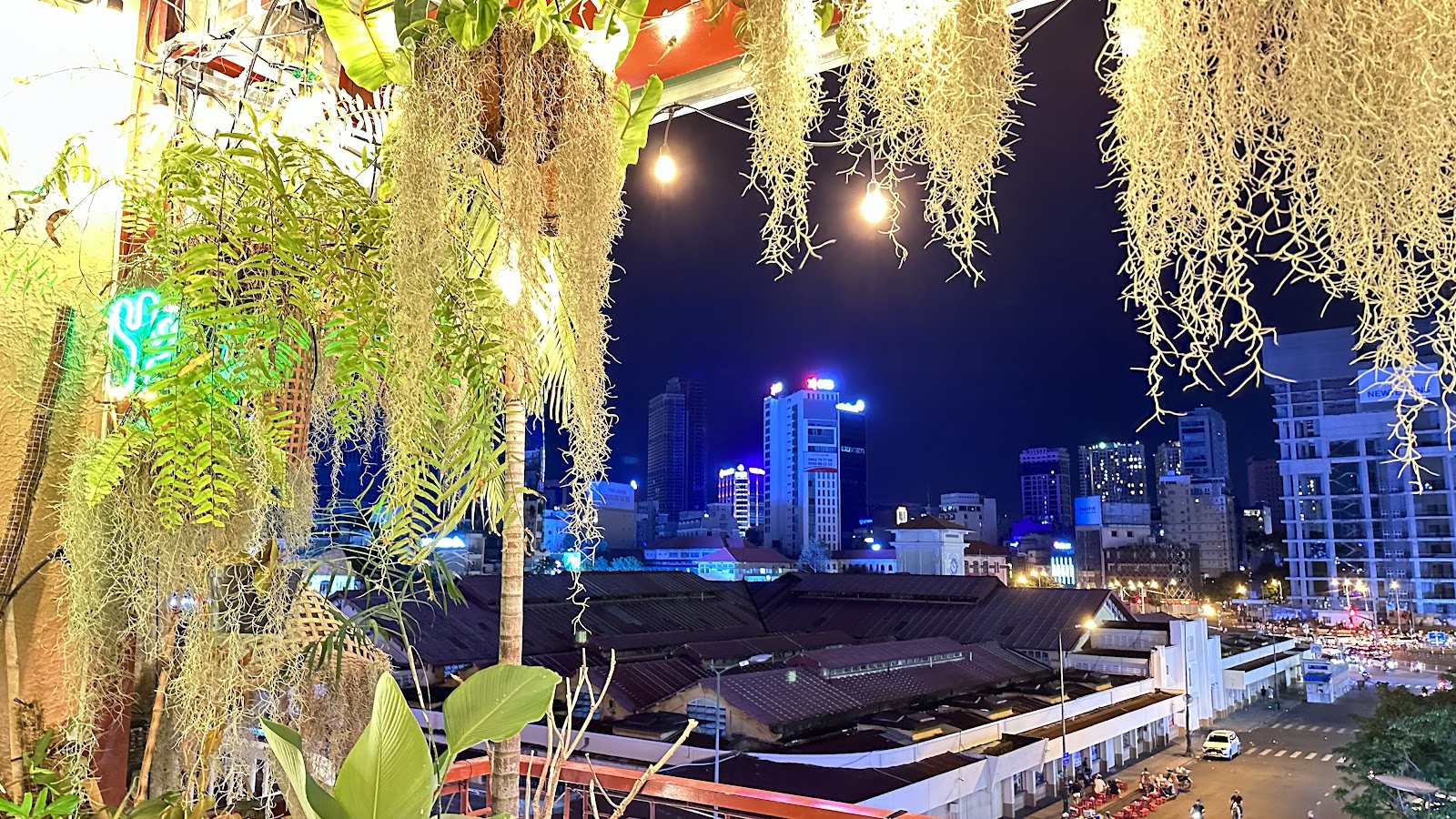 Sân thượng Terraviva về đêm
