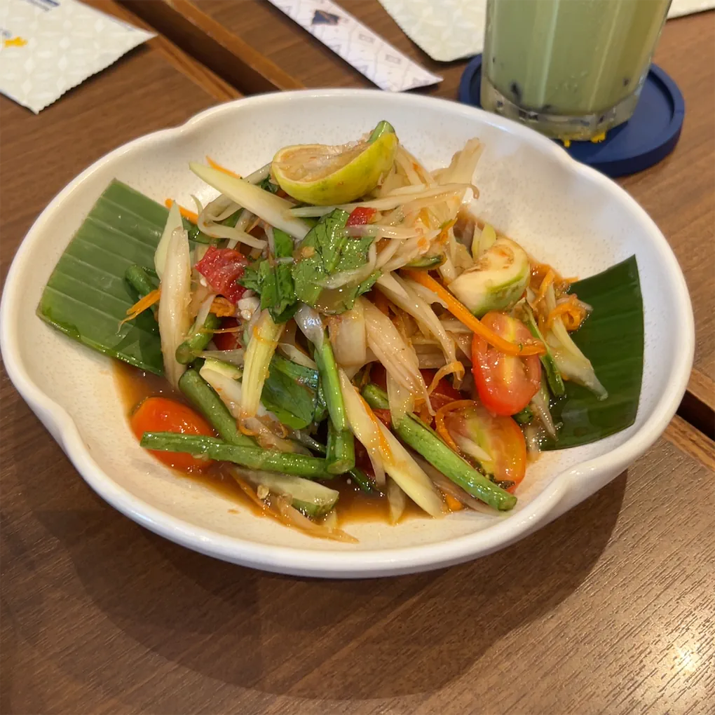 그린 파파야 샐러드 — 파파야 채, 롱빈, 토마토, 라임