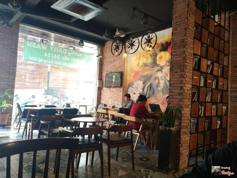 Mural hoa và đèn bánh xe