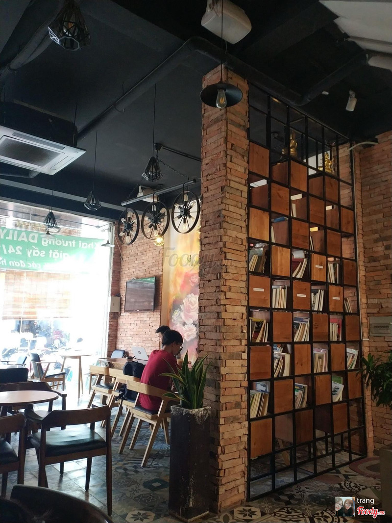 Góc gạch, đèn Edison và kệ sách