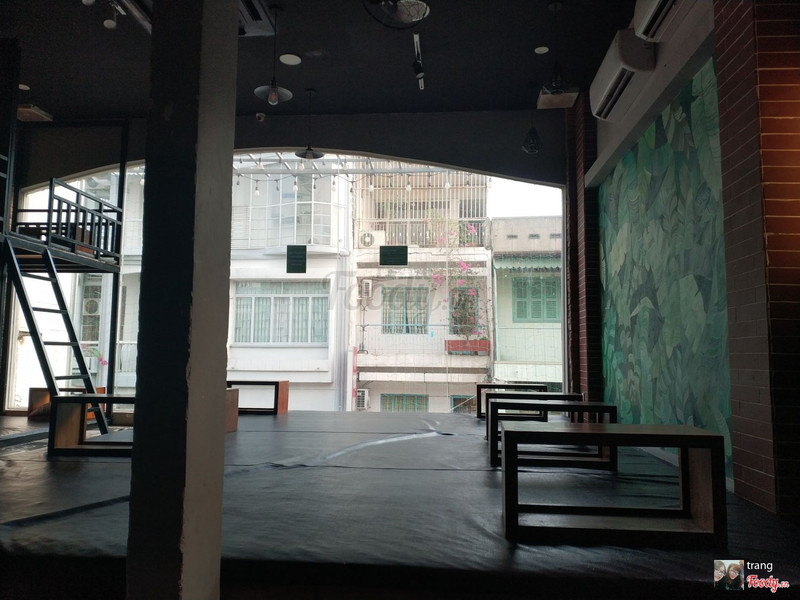 Ban công sạp nằm trước mural lá chuối