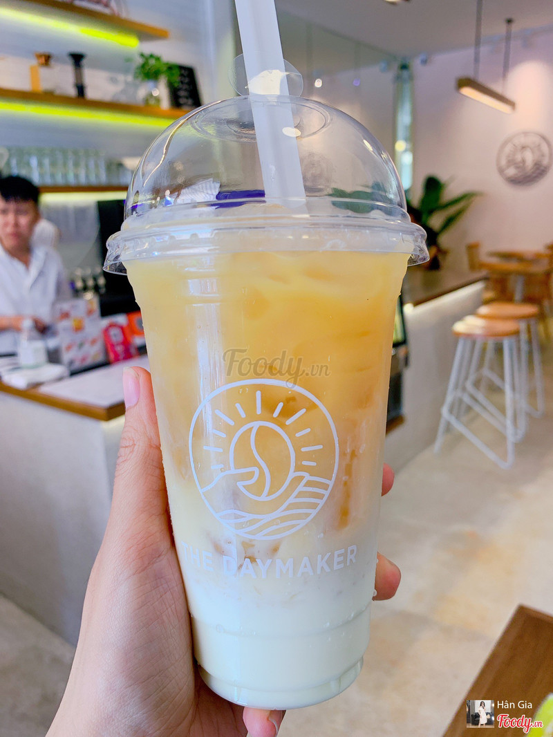 Ly giấy in logo cầm trên tay