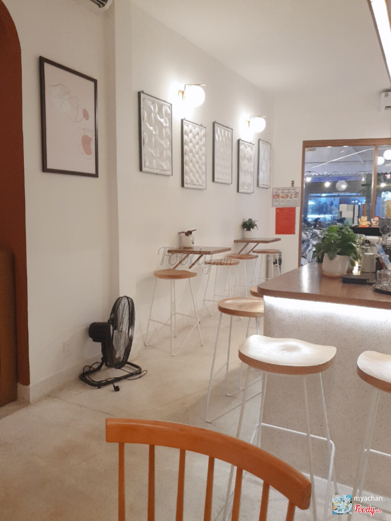 스툴이 놓인 바 쪽 벽