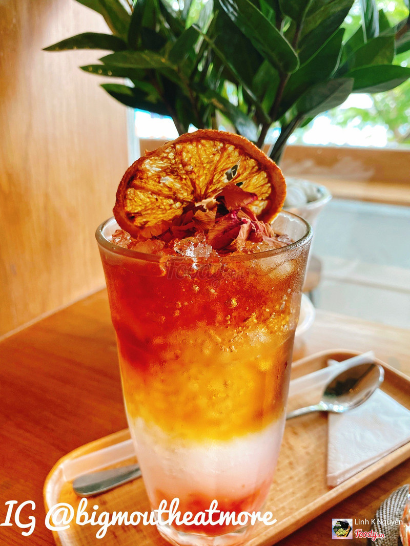 Rosychee Cold Brew với cam sấy khô