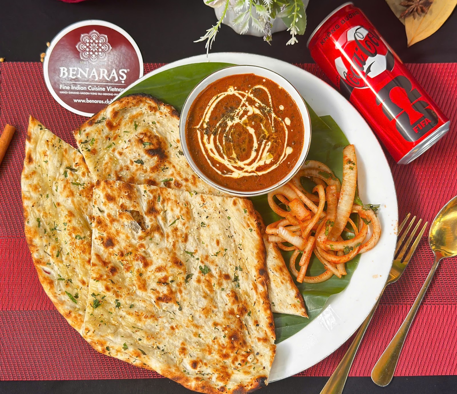 Bánh naan và gà sốt bơ