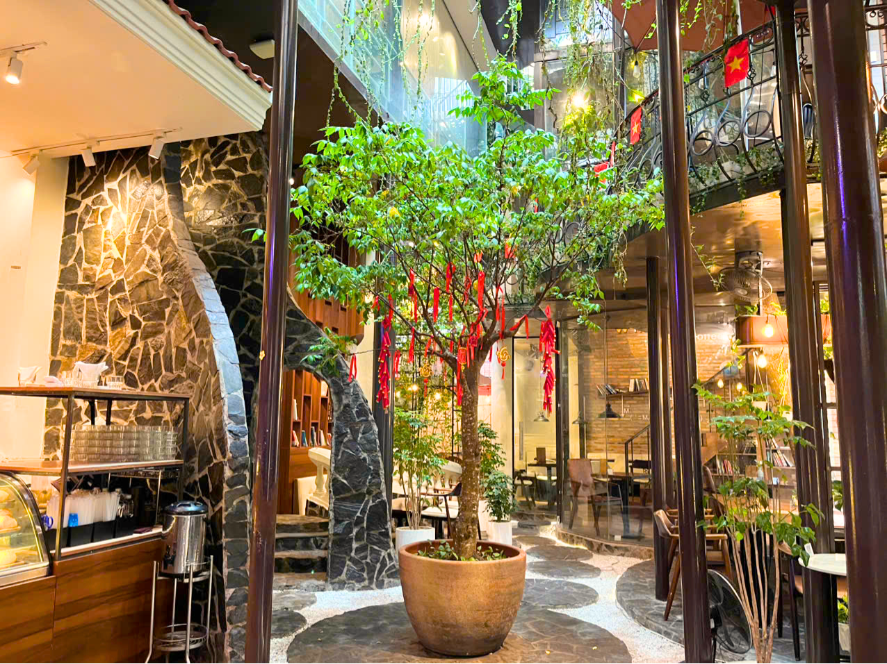 The atrium of THE WISELANDS Coffee
