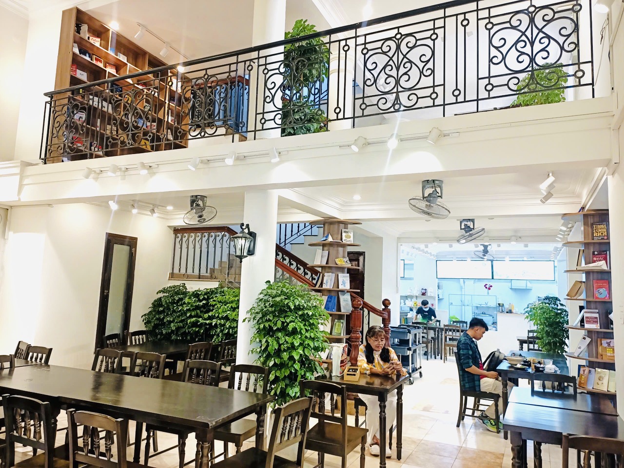 The two-storey library hall of THE WISELANDS Coffee