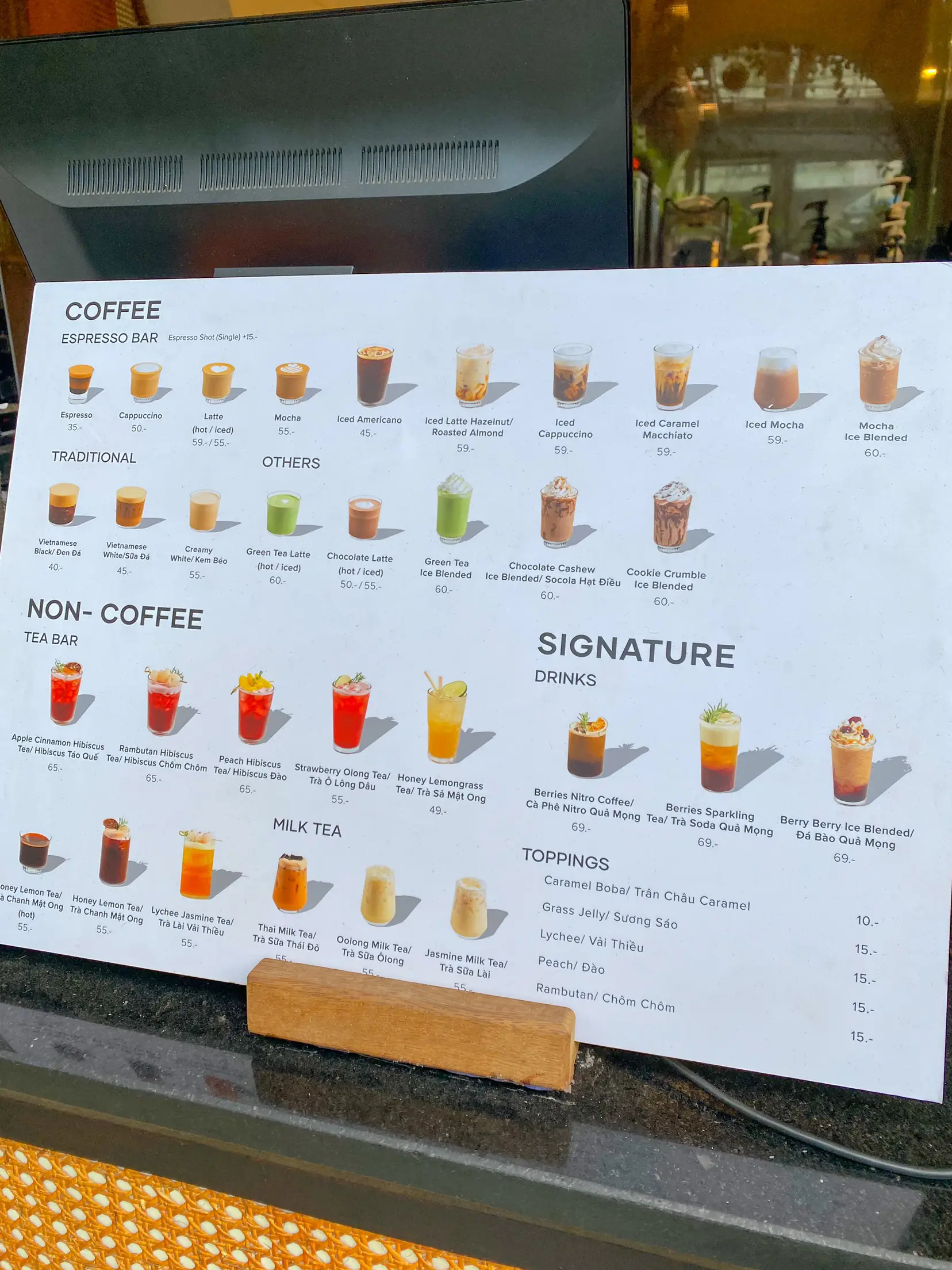 Bảng menu in song ngữ tại quầy