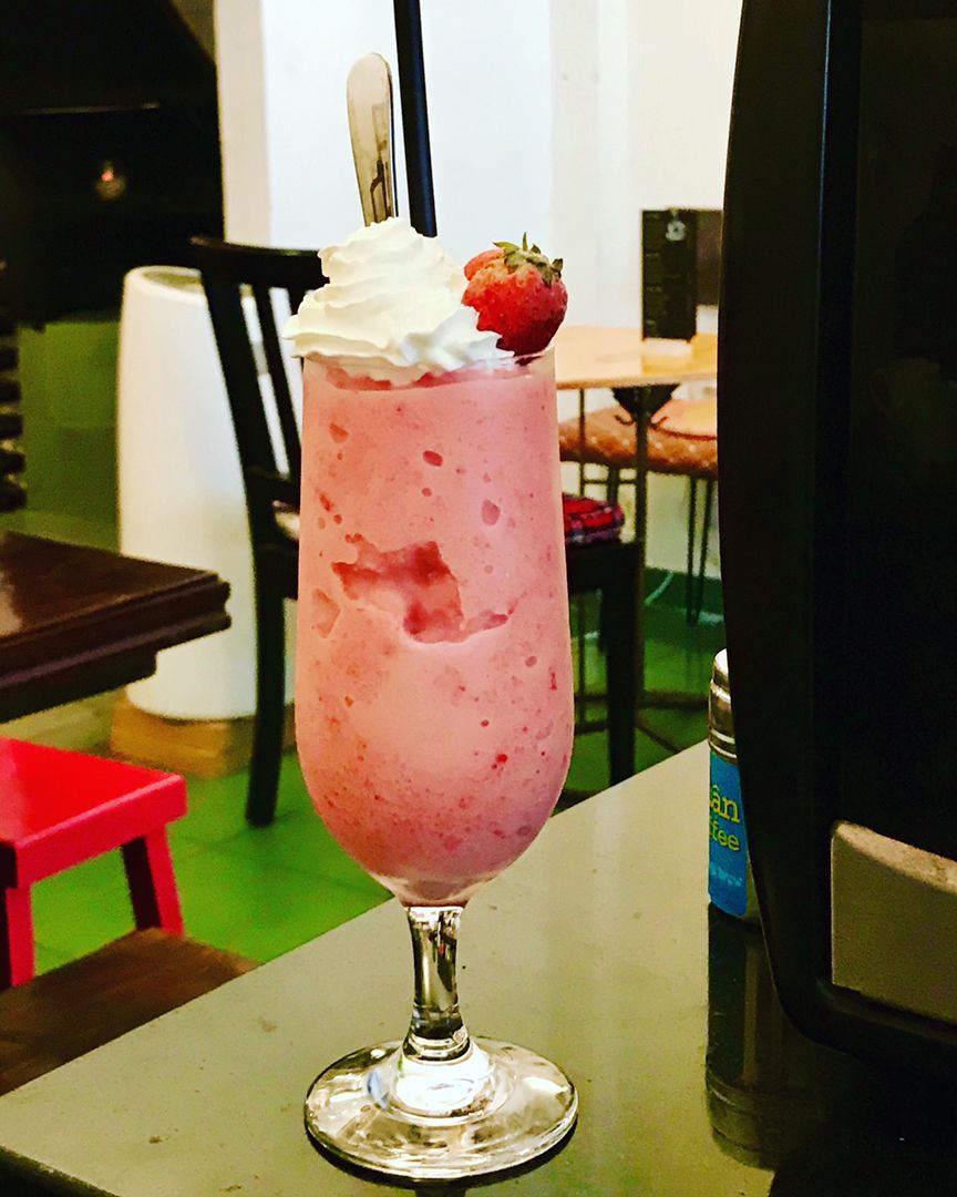 Strawberry smoothie at Thuận Cà Phê