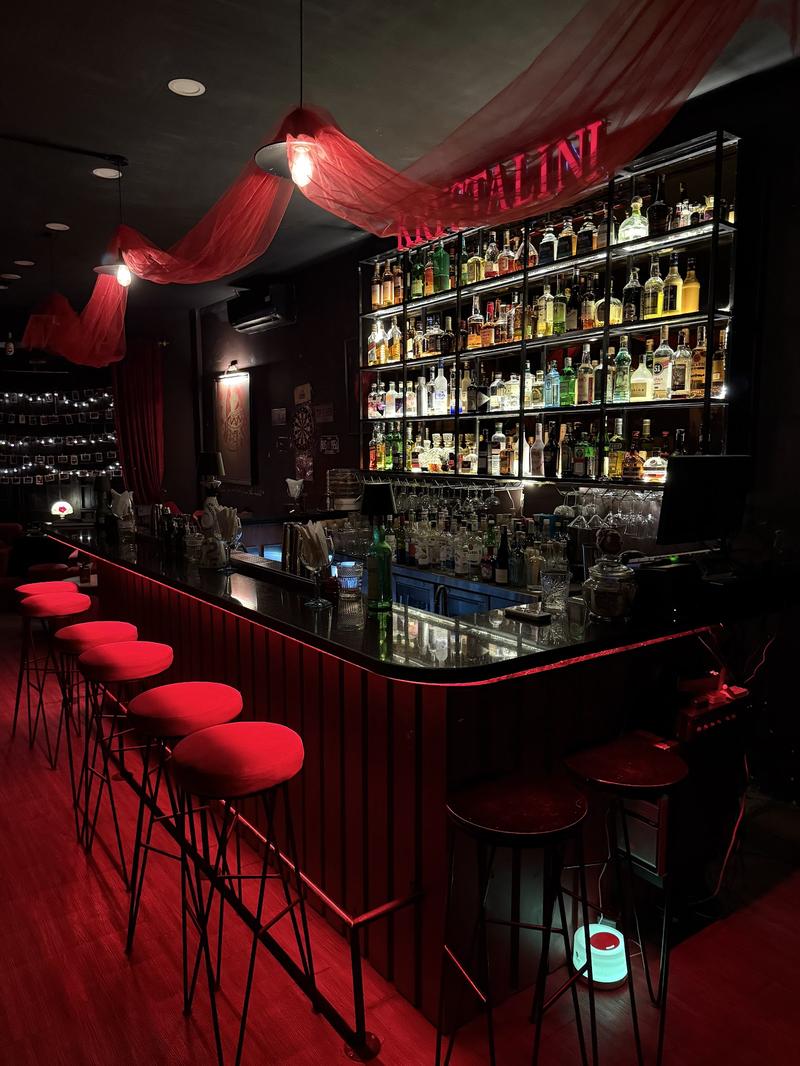 Biển neon KRYSTALINI trên quầy bar