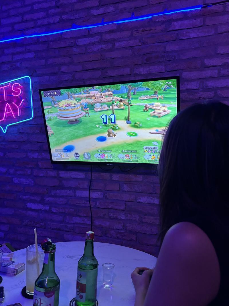 Khách chơi game trên TV treo tường