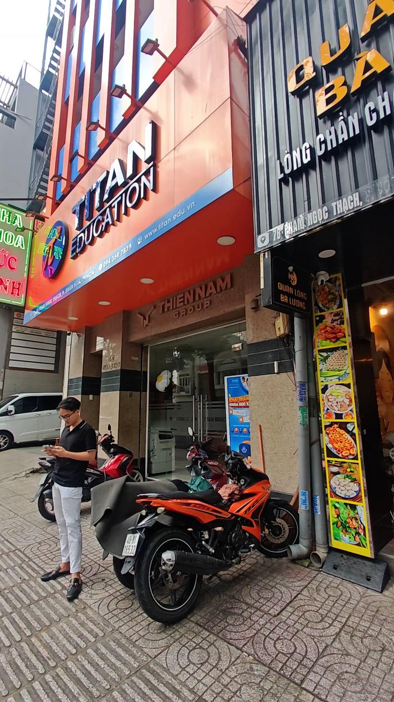 The Quán Lòng Bà Lương shopfront at 78 Pham Ngoc Thach