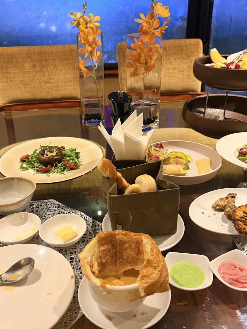 저녁 식탁: 수프 딤섬, 빵, 샐러드