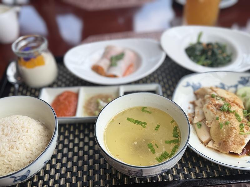 베트남식 점심: 밥, 국, 삶은 닭