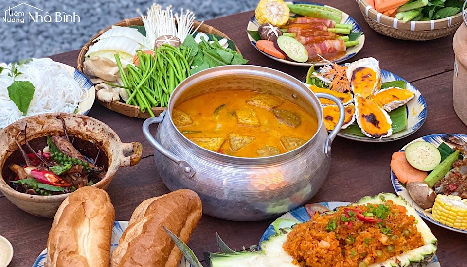 Mâm của quán: lẩu, đồ nướng, hải sản