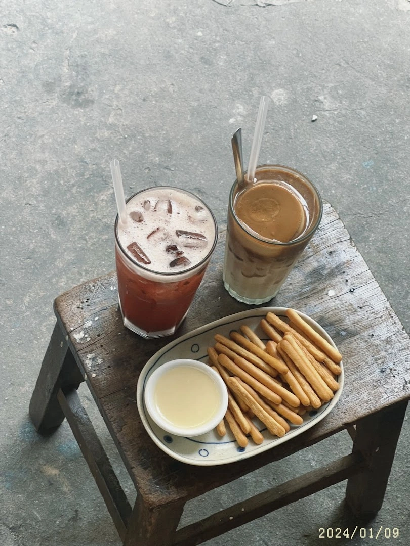 Drinks and snacks at the café