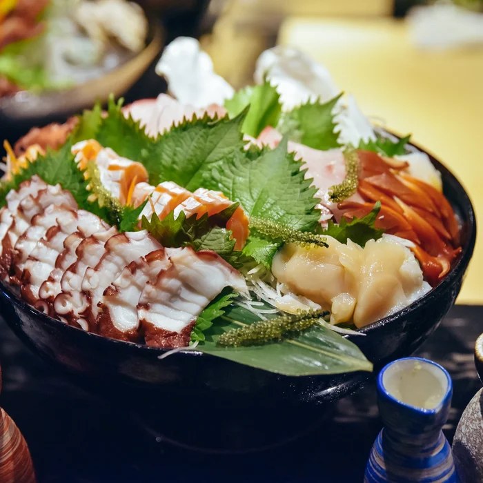 Sashimi bowl with tako and hotate