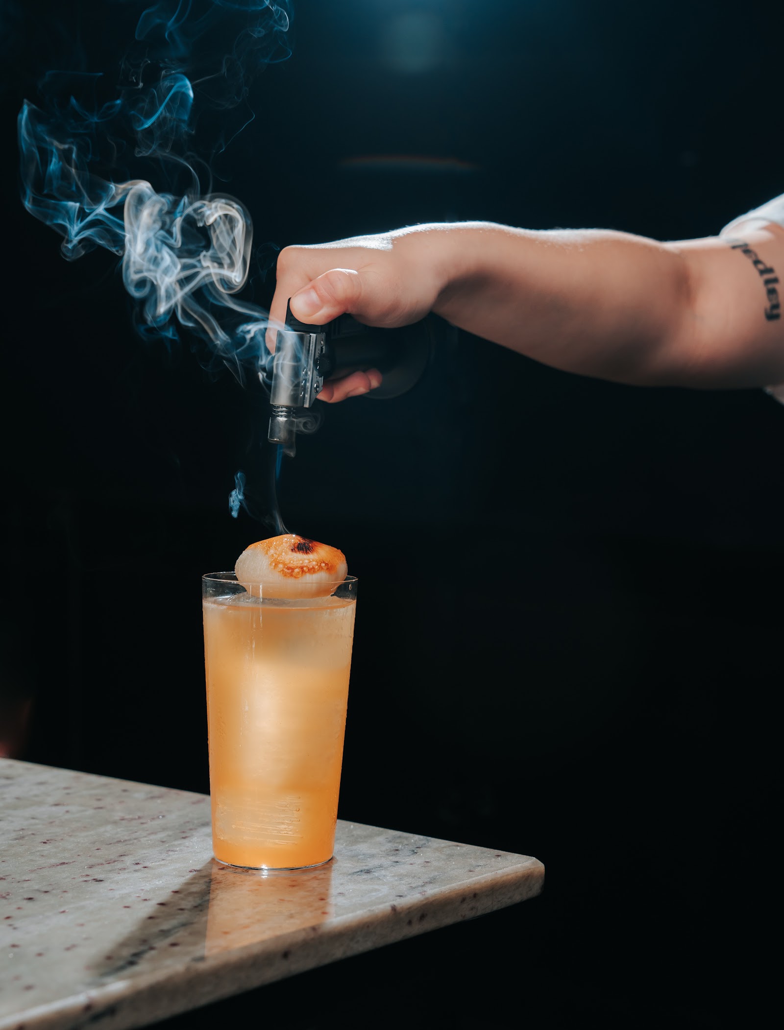 Ly pha chế thảo mộc tại quán gin Lady Triệu