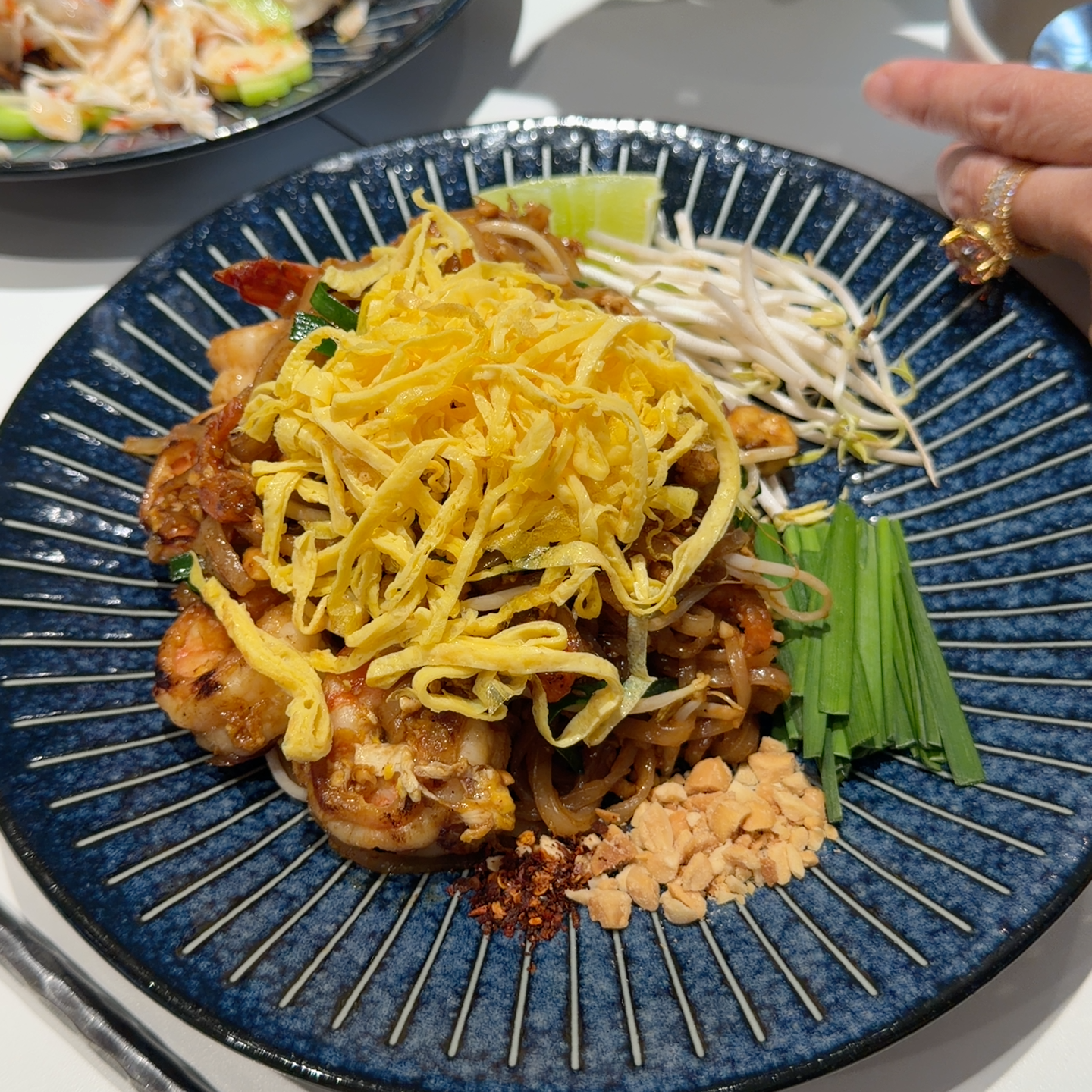 Pad Thai tôm với trứng thái sợi và đậu phộng