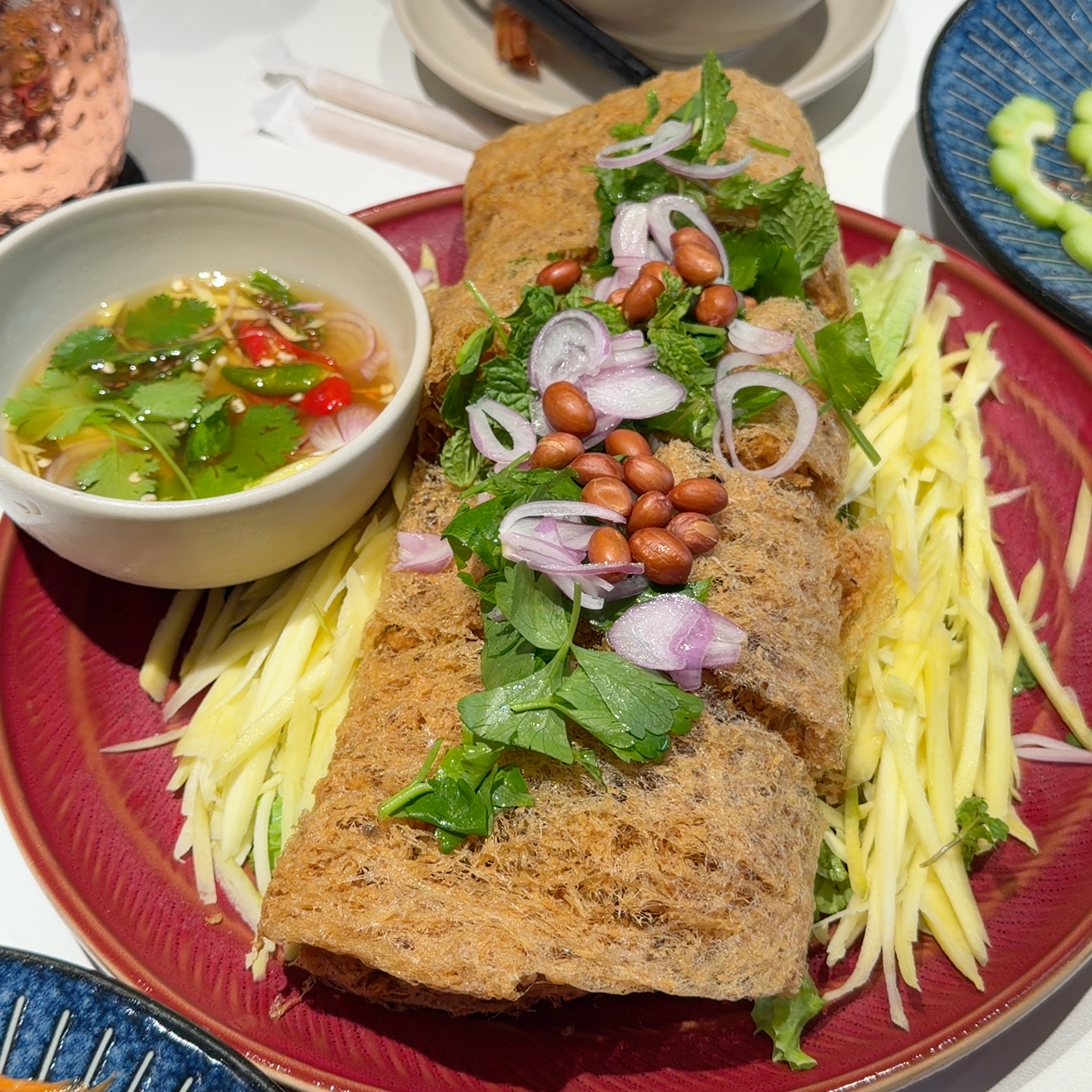 Cá chiên giòn nguyên con với xoài xanh và đậu phộng