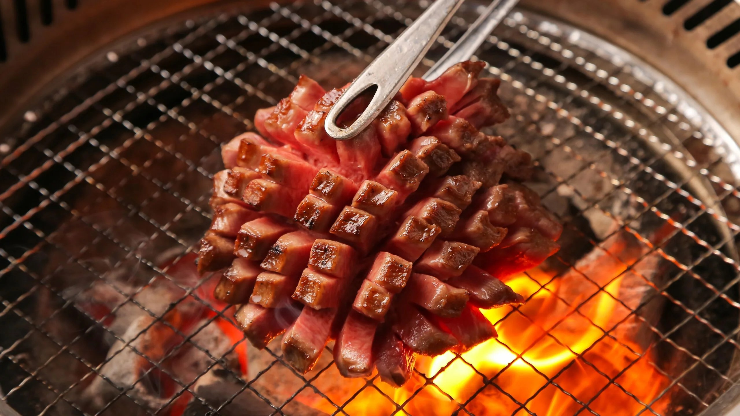 Thịt bò nướng trên lửa than yakiniku