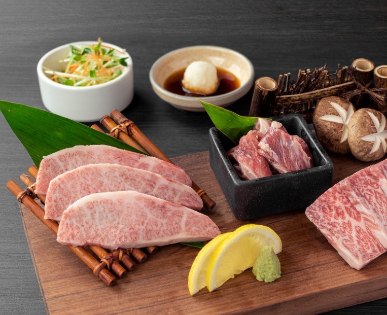 Thịt wagyu với wasabi và chanh, chờ lên vỉ nướng yakiniku