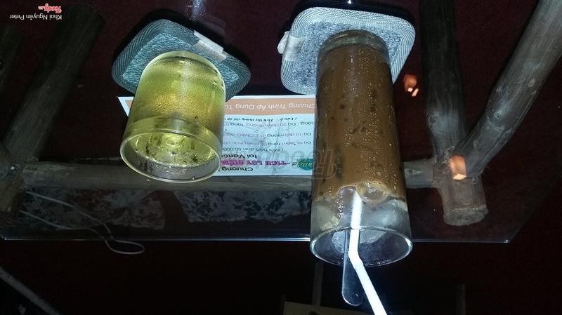 Ly cà phê sữa đá và trà đá trên bàn gỗ