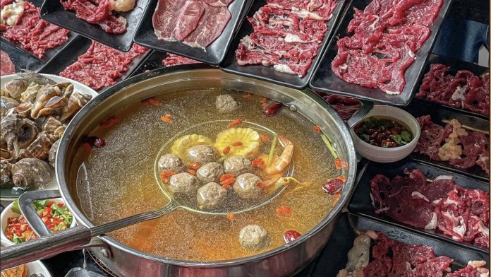 Nồi lẩu bò Triều Châu với thịt bò tươi
