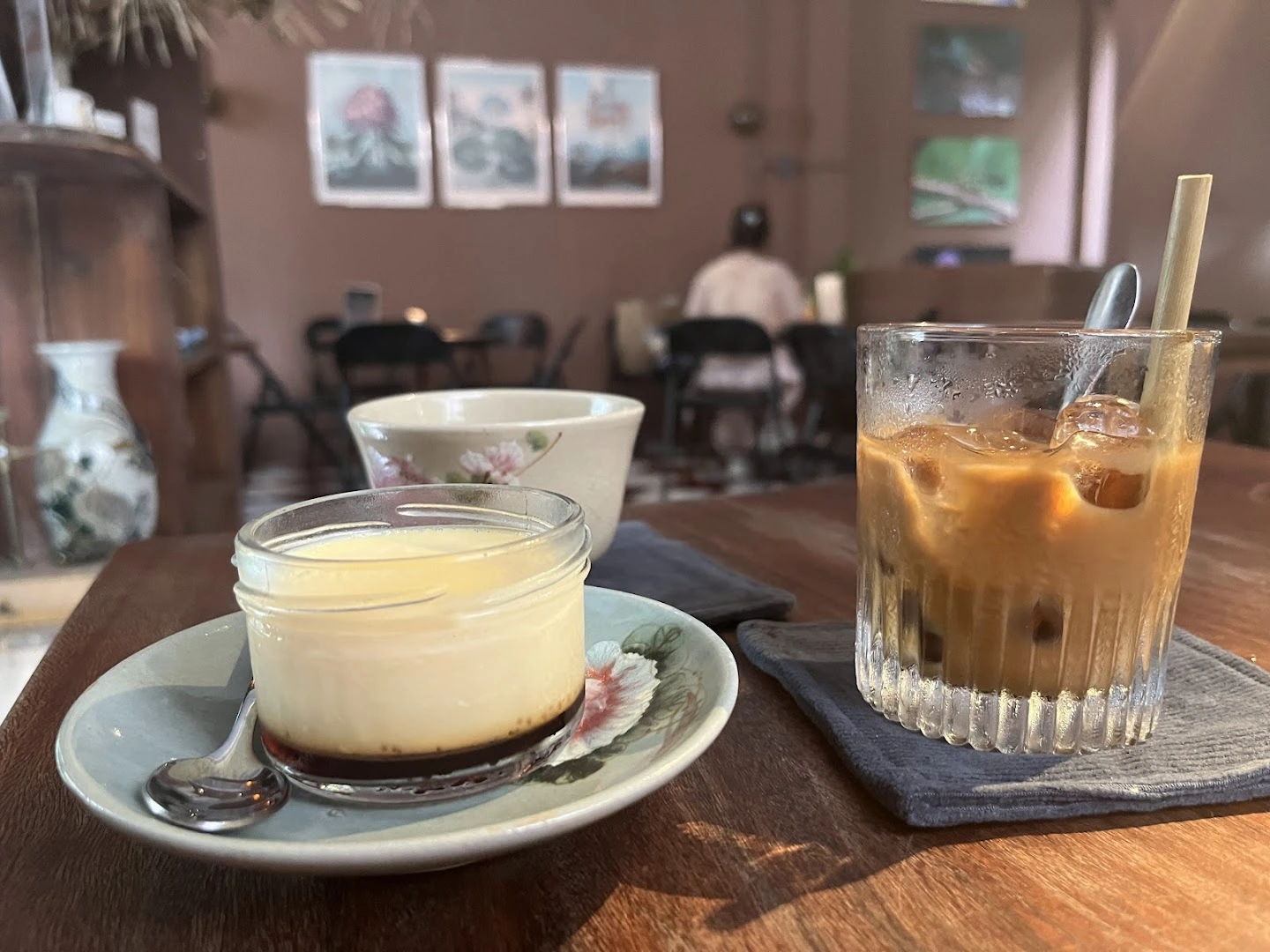 Bánh flan và cà phê đá của quán trên đĩa gốm