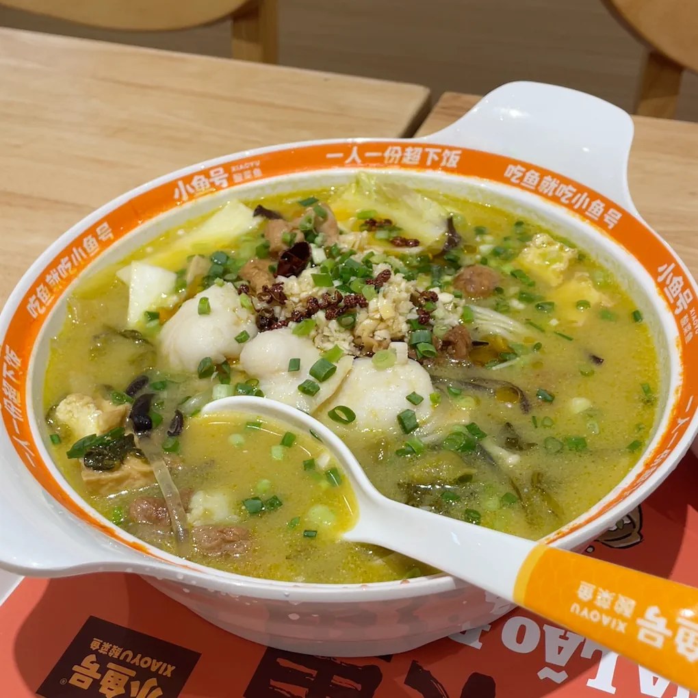 Tô cá sốt dưa chua — nước dùng vàng óng