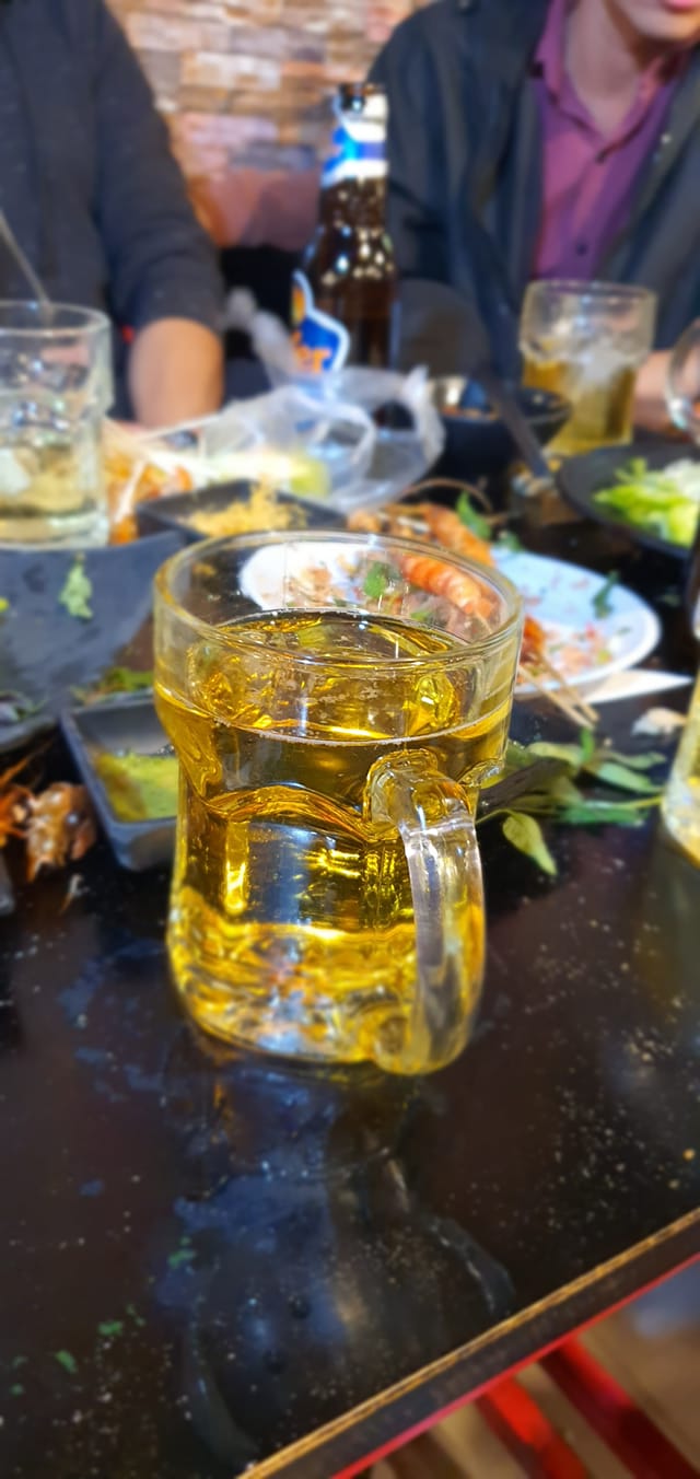 Beer mug and skewer plates at a night table