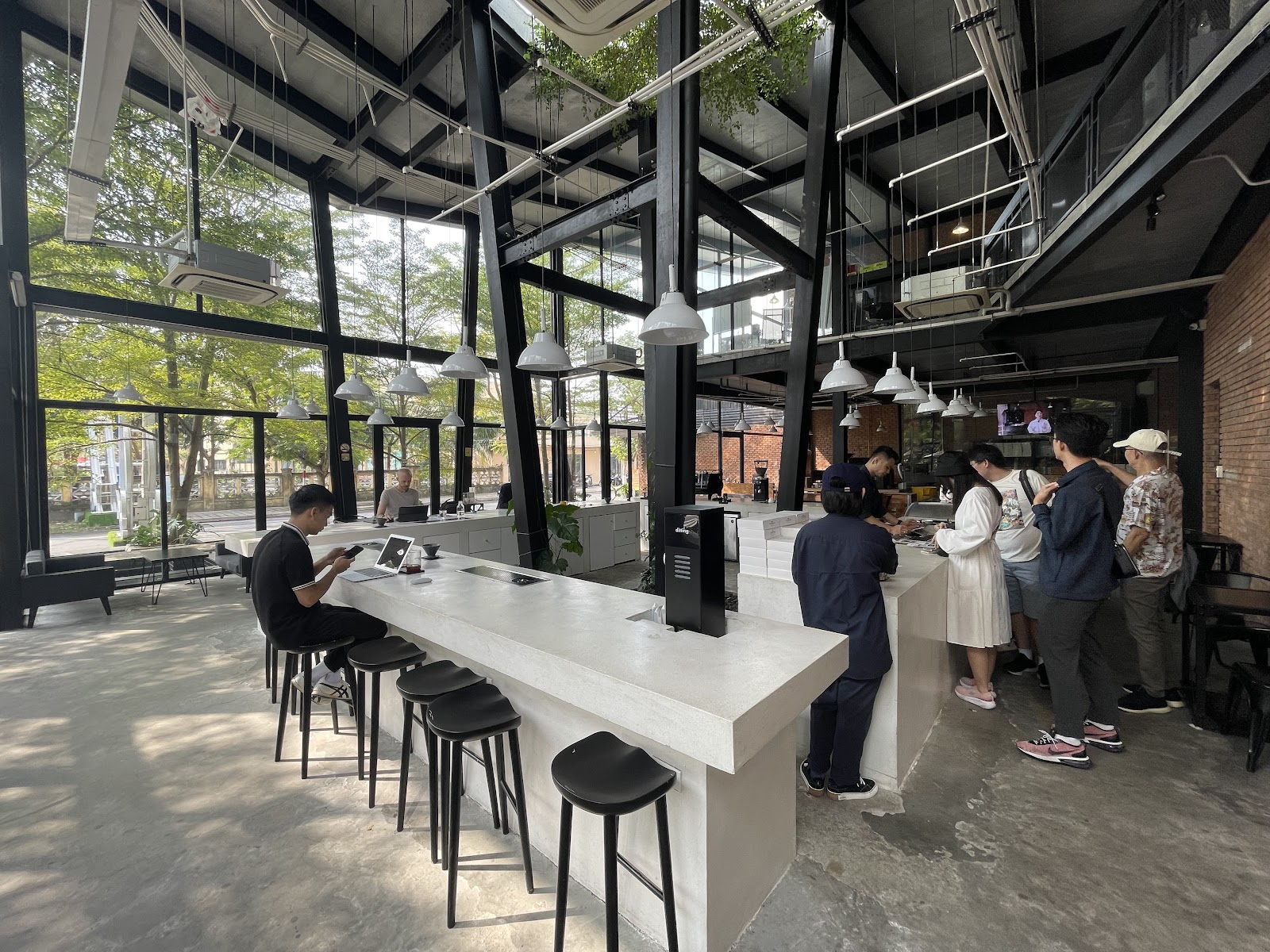 Pour-over tại quầy của XLIII